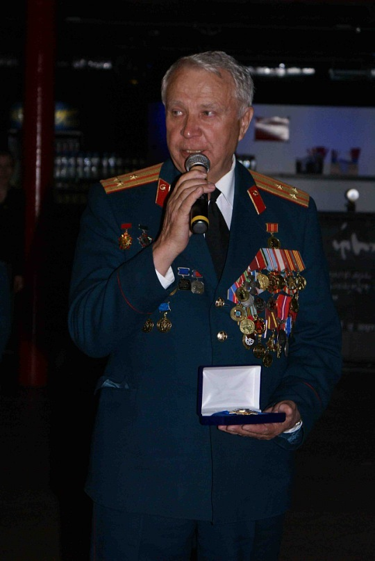 Руководитель музея истории ликвидации последствий радиационных аварий и катастроф  Василий Григорьевич, залуженный врач РФ, кандидат медицинских наук, доцент, участник ликвидации последствий катастрофы на Чернобыльской АЭС - с общественным орденом миротворческой программы "Книга Мира".