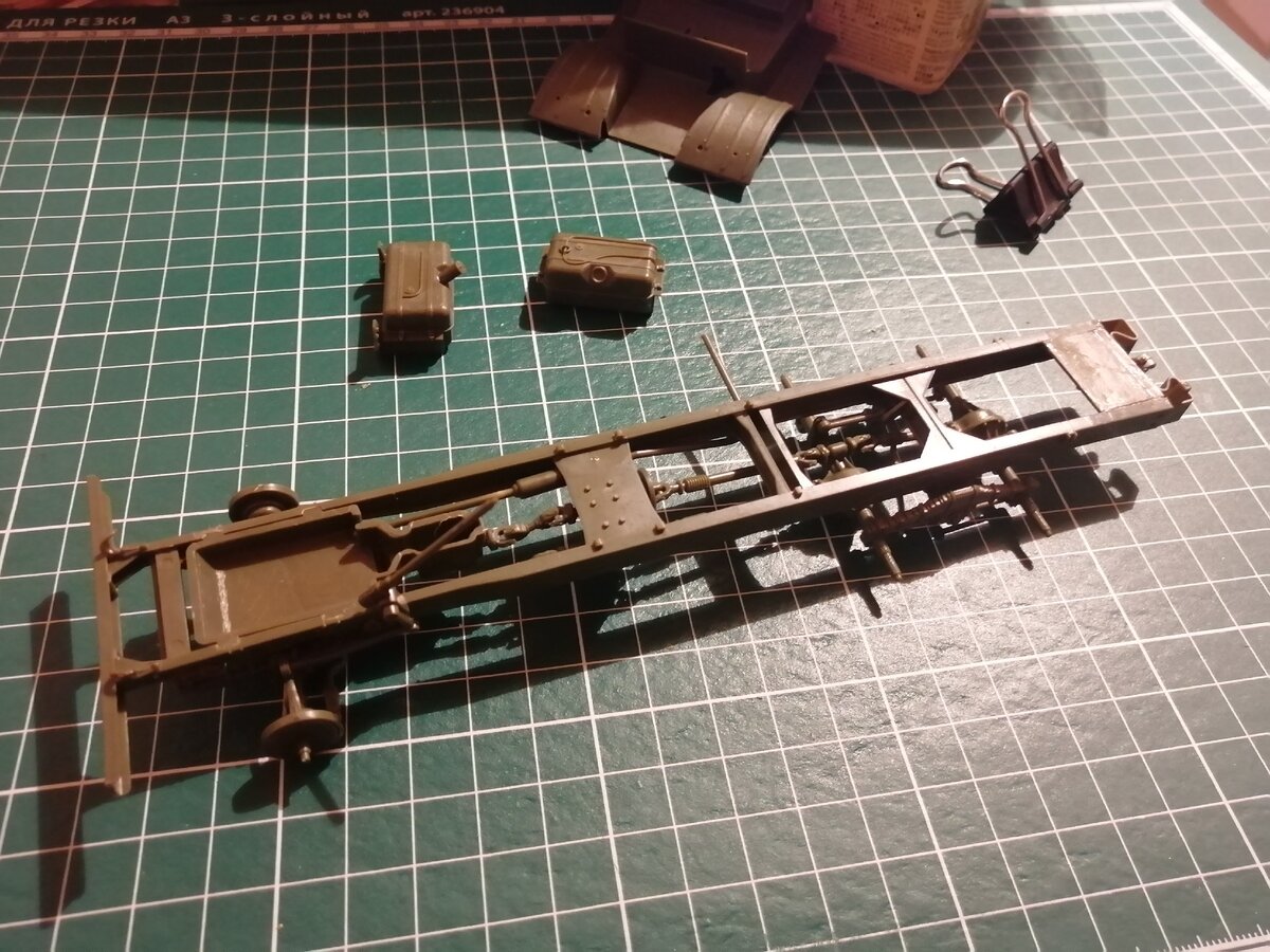 Клеим раму и ходовку