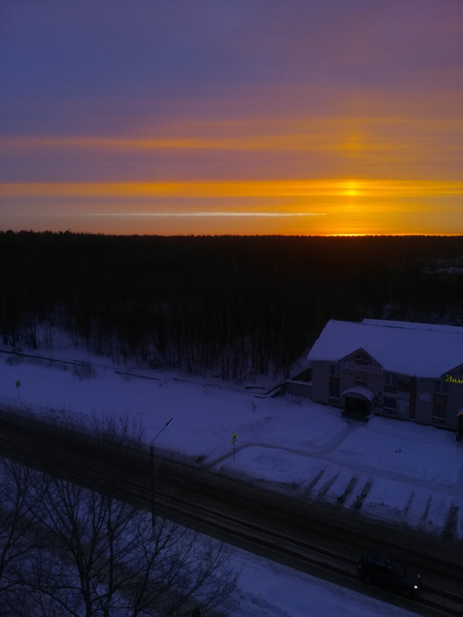 Не знаю, в какой именно момент моей жизни я полюбила наблюдать необыкновенную игру красок.🤔 Наверное именно тогда, когда эти прекрасные моменты наблюдала на рыбалке. Восходящее солнце наполняет жизнью каждую клетку моего сознания. Жизнь пробуждается во всем окружающем. И каждый раз это разные оттенки одного целого!А Вы любите рассветы и закаты?#рассвет #новаяжизнь #красота #утро #моеутро #зимнийрассвет #будьсобой #зима