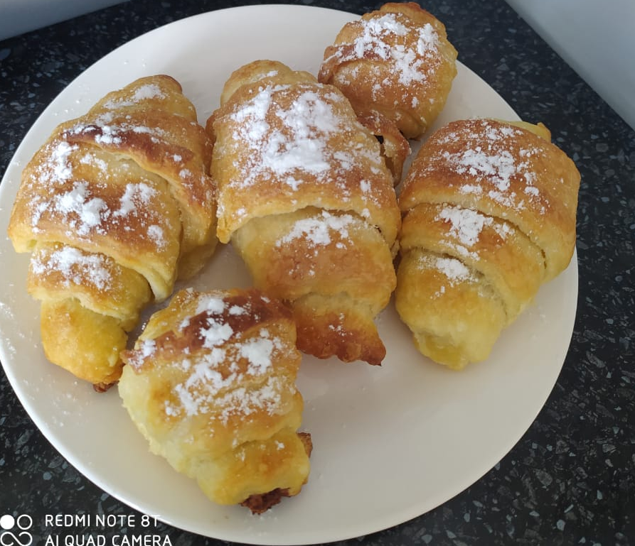 Нежнейшие круассаны с приятной хрустящей корочкой великолепно подходят к утреннему завтраку. 