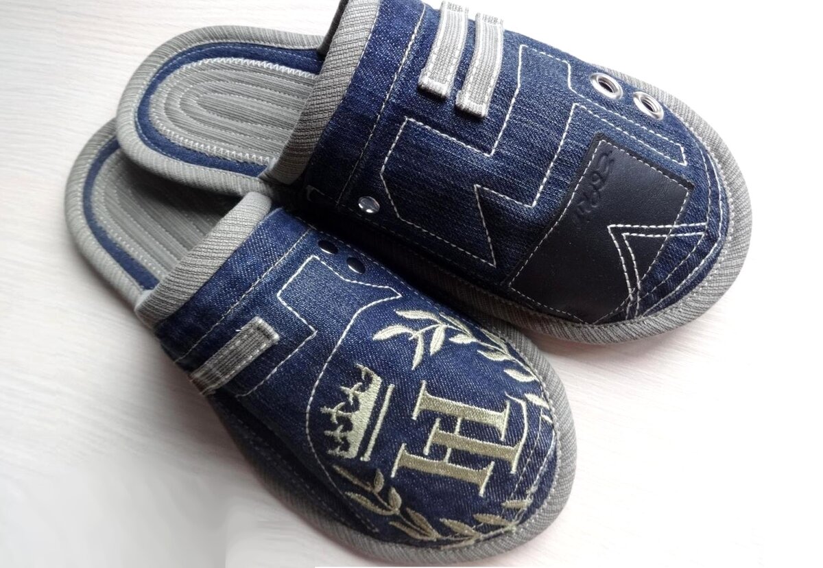 Тапочки велюровые модис. Тапки домашние женские. Мелкий опт таблица. Пара тапков. Парные тапочки для двоих.