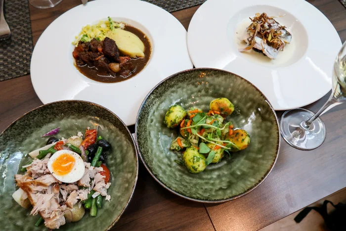 Блюда в зале Первого Класса Британских Авиалиний