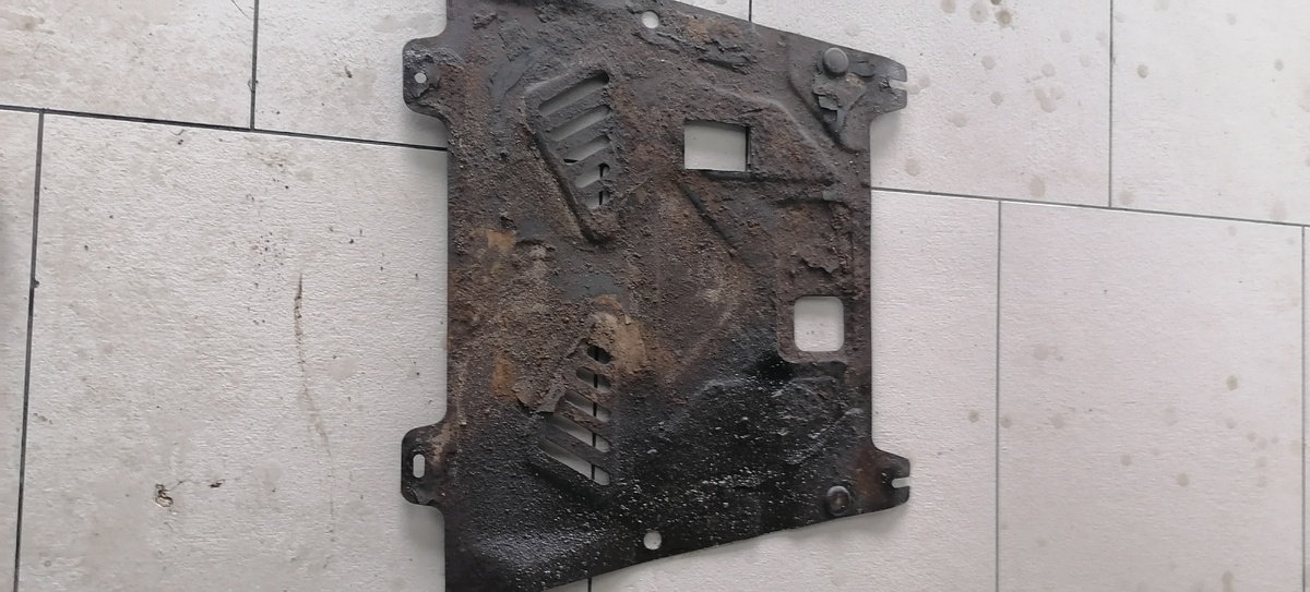 Масло на поддоне, то что вытекало, так же в масле все днище 