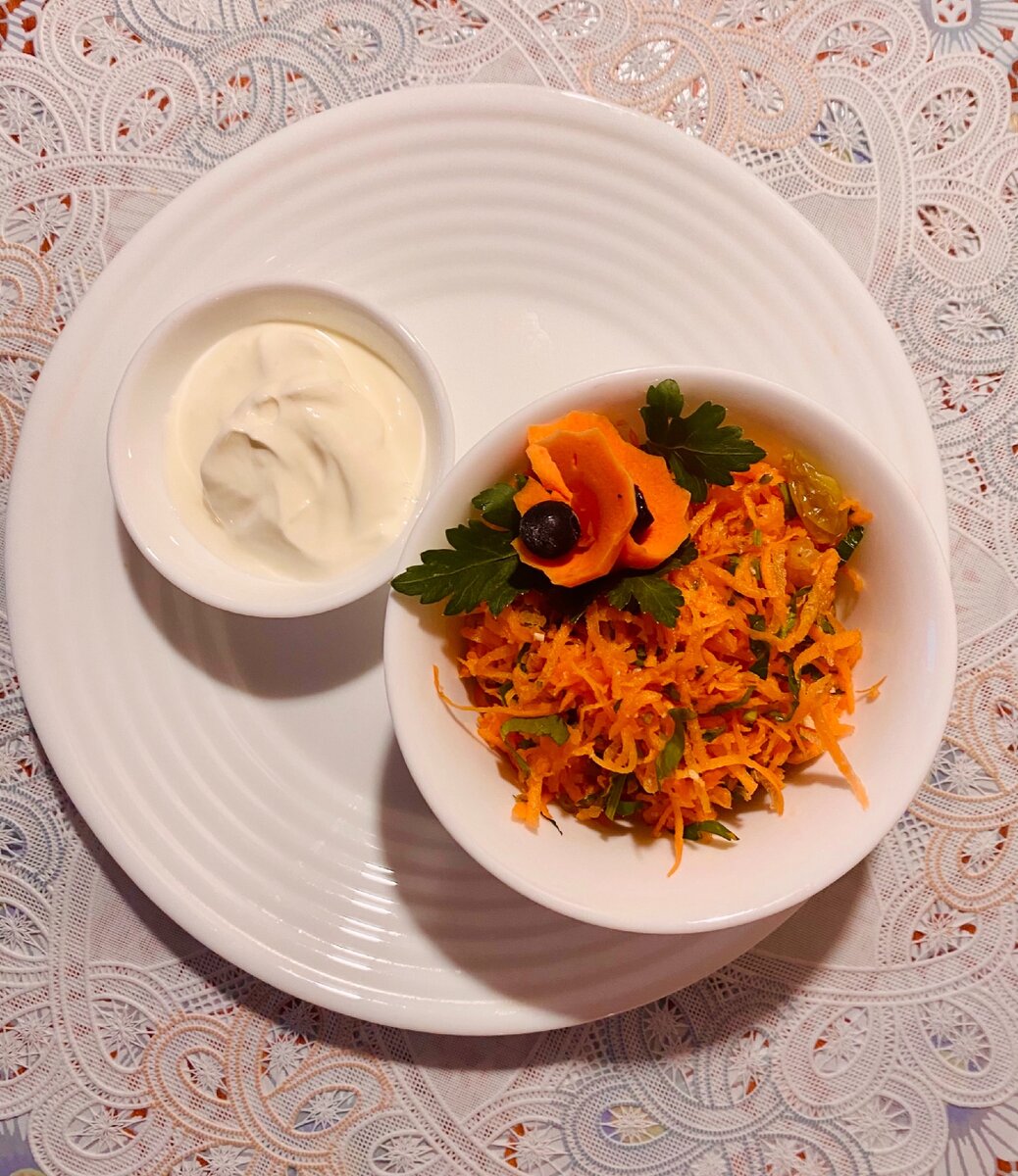 Сладкий салат из моркови и изюма