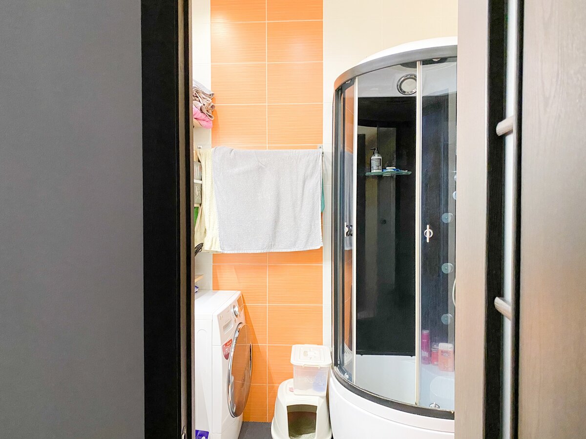 Ванная крошечная, потому во весь рост смогла сфоткать только из коридора =)