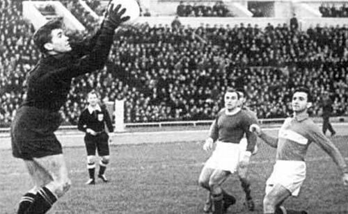 Владимир Маслаченко с мячом. Источник фото. 