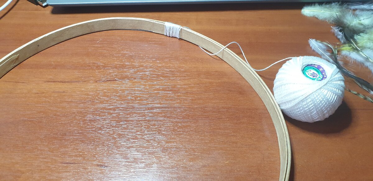 Первый этап - оплетание деревянной основы