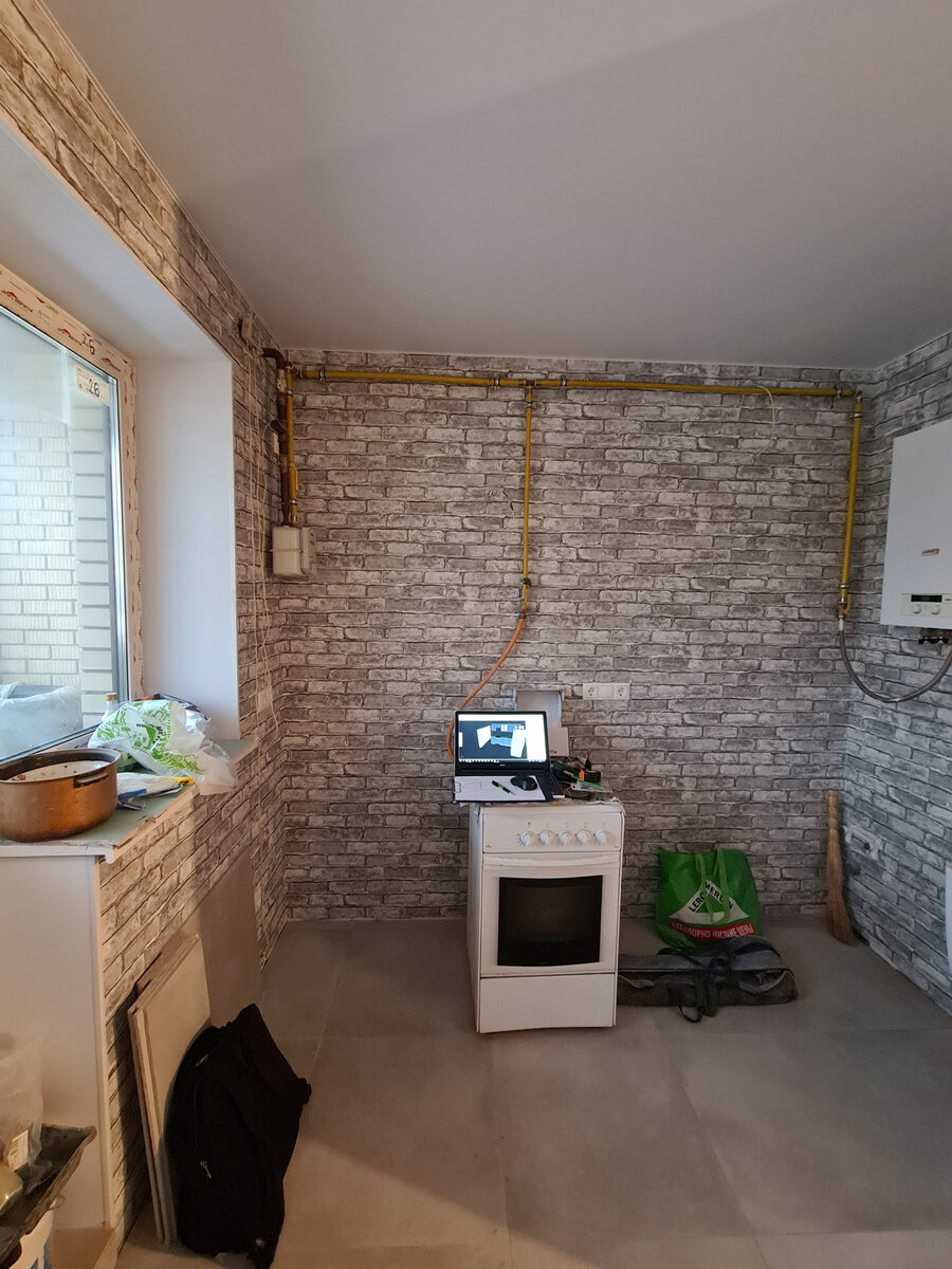 вот такое помещение с газовыми трубами,газовым котлом и счётчиком