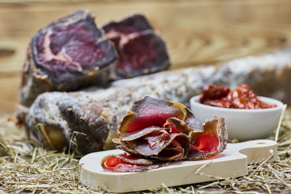 Подают брезаолу тонко нарезанными ломтиками толщиной 0,8 мм.