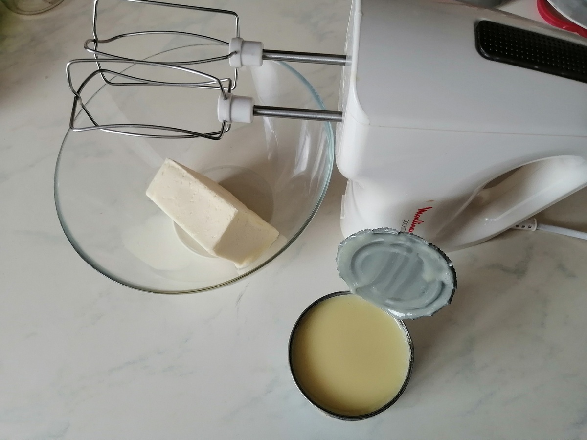 Крем взбиваю 2-3 минуты