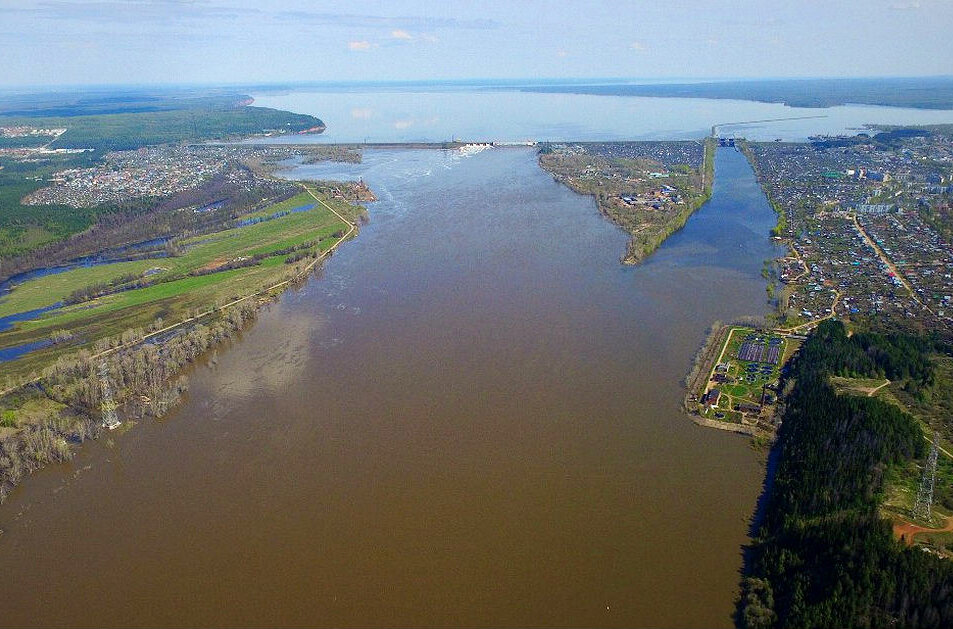 Кама г. Река Кама город Чайковский. Город Чайковский ГЭС. Воткинское водохранилище Пермский край. Город Чайковский с высоты птичьего полета.