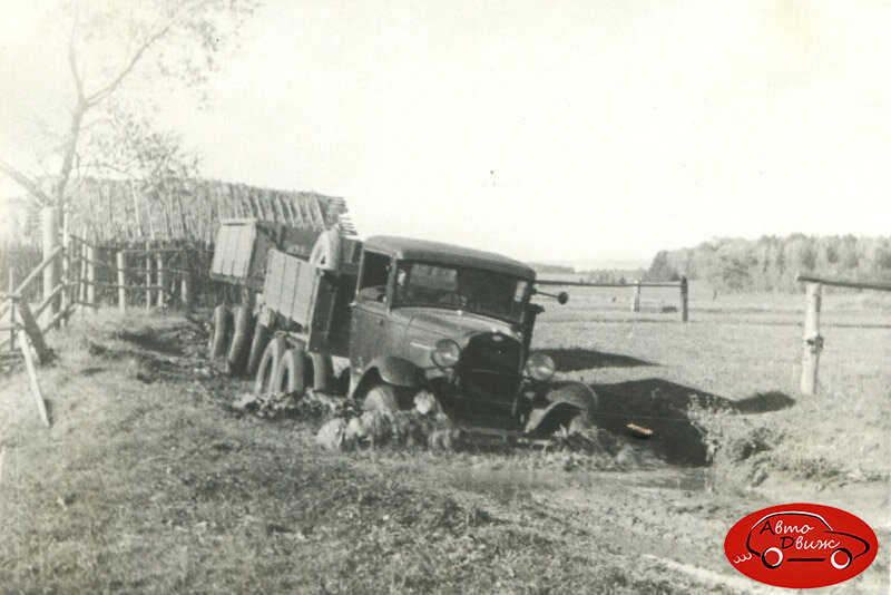 Автопоезд с тягачом ГАЗ-ААА на разбитом участке дороги