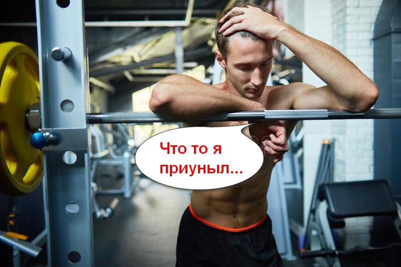 У меня у самого был перетрен как то раз- было 4 тренировки в неделю, между которыми я ставил небольшое кардио, в результате получил МЫШЕЧНЫЙ и СИЛОВОЙ откаты. Появилась полная апатия к тренировкам. Выход из перетрена не быстрый- необходим полный отдых от тренировок (от недели до двух), после вы делаете ЛЕГКУЮ тренировочную неделю, далее постепенно наращиваете рабочие веса и где то на пятую- шестую неделю выходите на тот уровень, который у вас был ДО. 