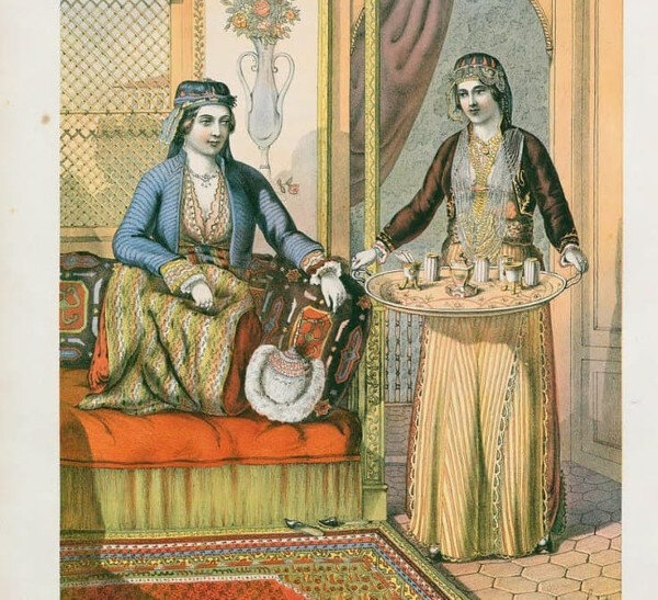 Султанше подают кофе.