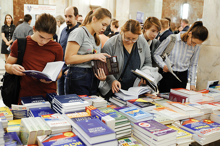 Ученики вынуждены заниматься по сильным учебникам и пособиям только дополнительно – с репетиторами. В рекомендациях Минпросвета – только откровенно слабые образовательные комплексы. Фото: Михаил Джапаридзе/ТАСС