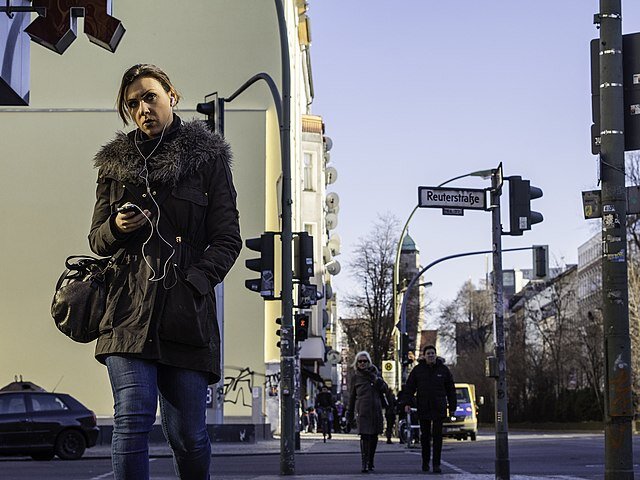 Люди слушают музыку, чтобы отвлечься от пасмурной обыденности и расслабиться