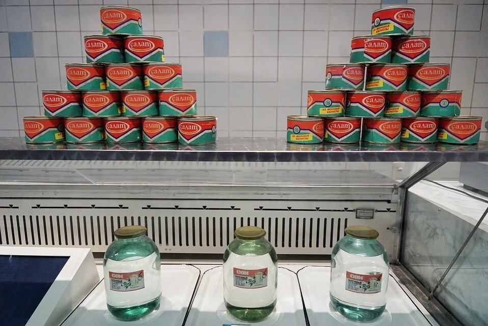 Единственное что можно было купить в магазине ;березовый сок с мякотью и консервы с морской капустой.