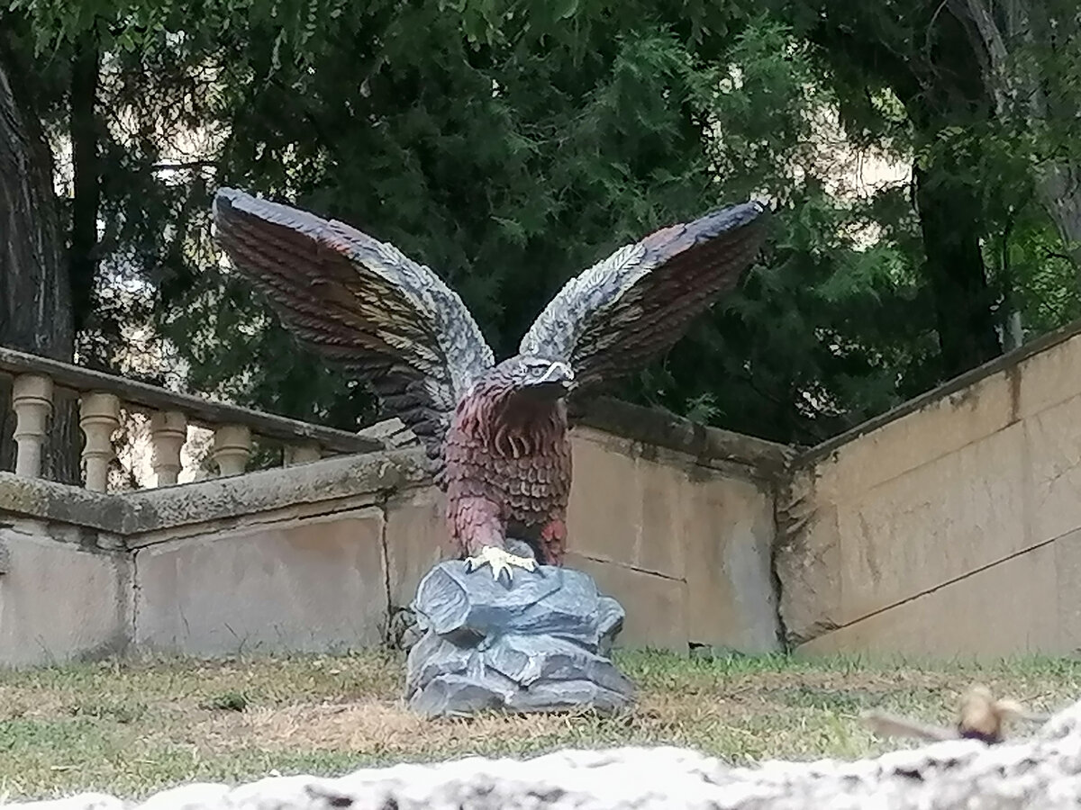 Подобные скульптуры сопровождали нас во всех трех городах-курортах