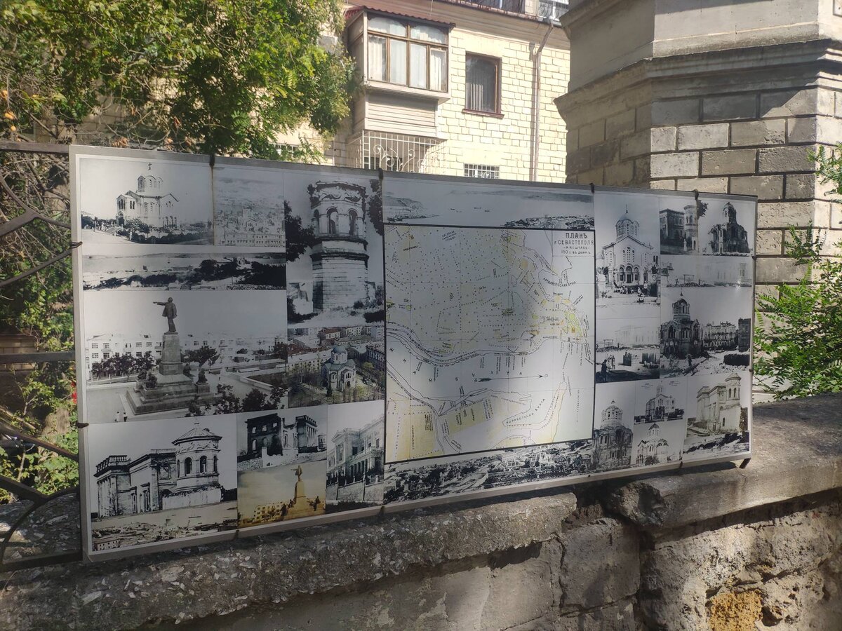 Информационный стенд рядом с Башней ветров. Фото авторов