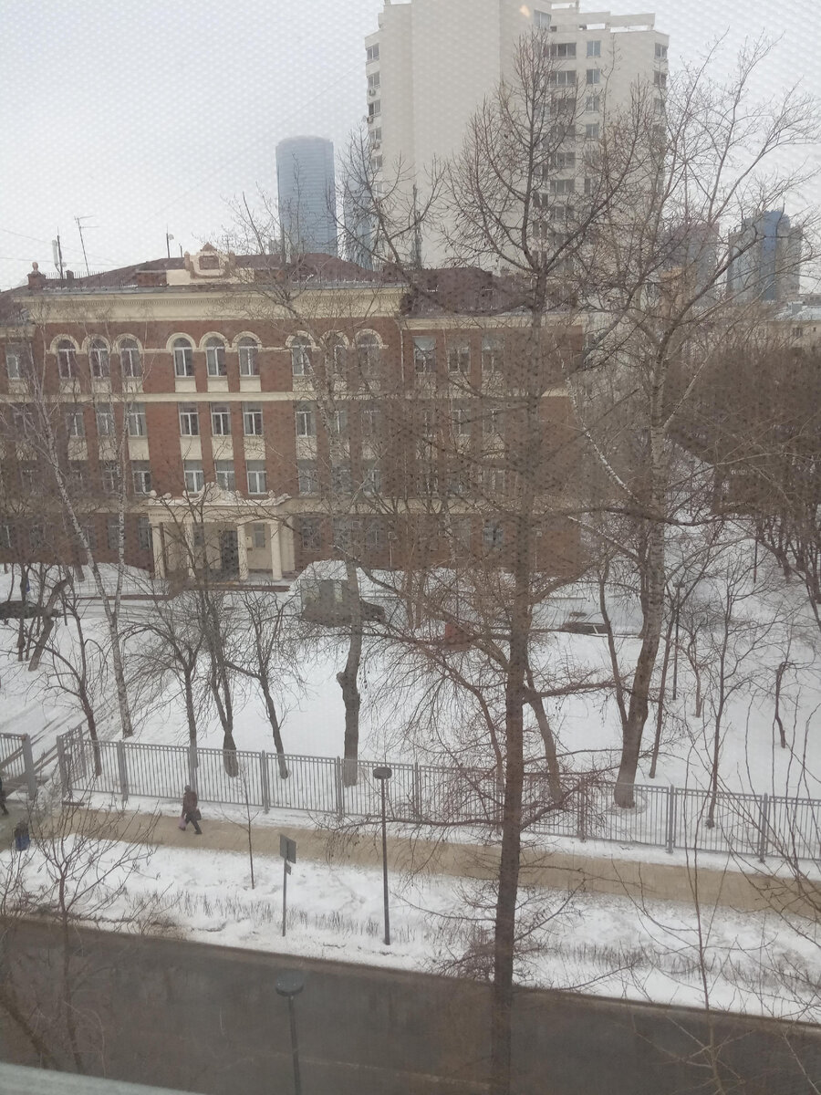 Выходить было нельзя, только смотреть в окно.