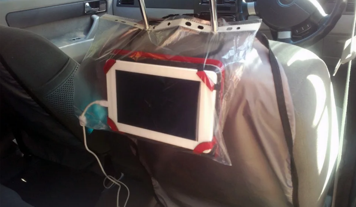 Планшет можно положить в файл, который закреплен на задней стороне кресла.