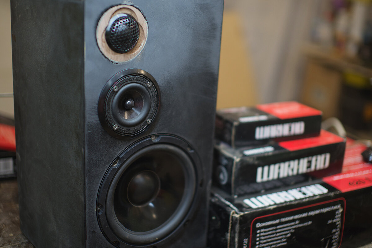 Колонки в грунте, в процессе вышкуривания. Внешка еще не закончена!