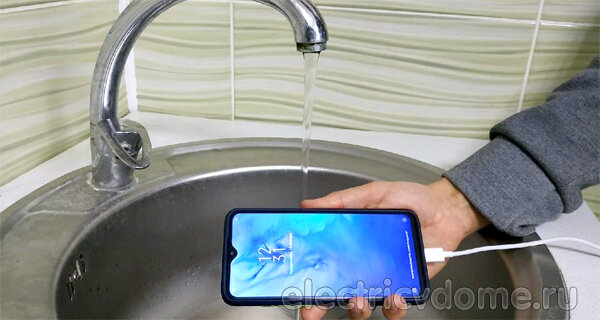 Зарядка телефона в ванной. Если зарядка от телефона упала в воду. Убьет ли зарядка от телефона в ванне. Заряжал телефон в ванной.