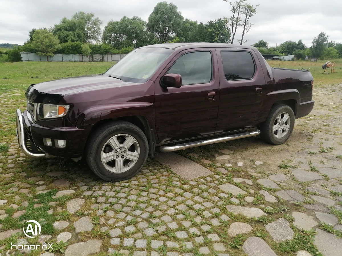 На рынке США машину приняли холодно. А зря. По меркам пикапов она едет "по-легковому" при этом очень крепкая. Источник фото - https://auto.ru/cars/used/sale/honda/ridgeline/1104179939-037b9ef9/