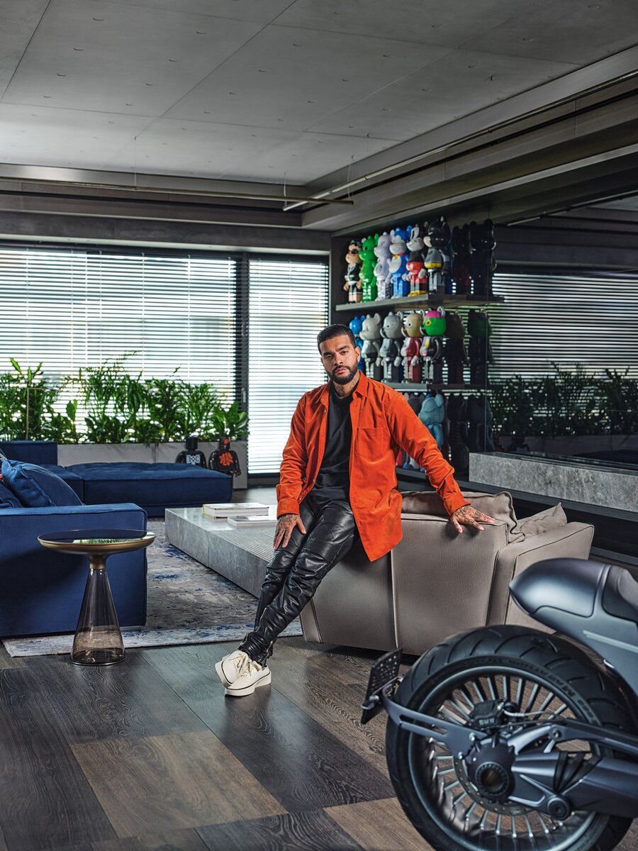 Тимати в гостиной. Диван и кресло, Baxter.Фото: Дмитрий Журавлев