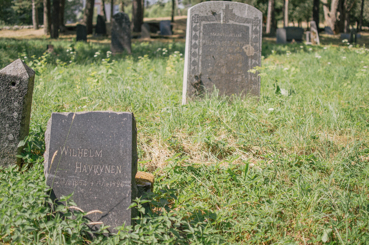 Несмотря на возраст кладбища и относительную запущенность, очень много плит сохранилось до наших дней в хорошем состоянии