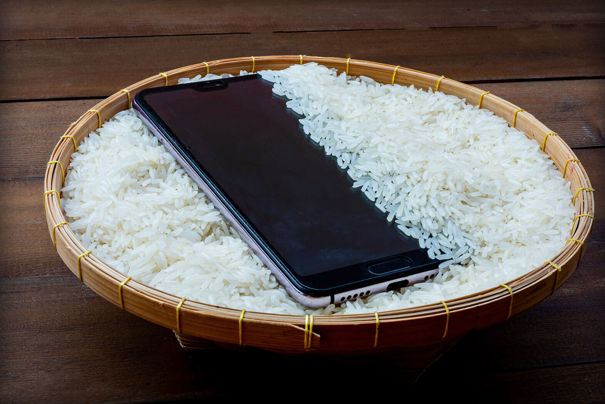 Что можно положить в рис. Смартфон в рисе. Айфон в рисе. Сушка телефона в рисе. Высушить телефон в рисе.
