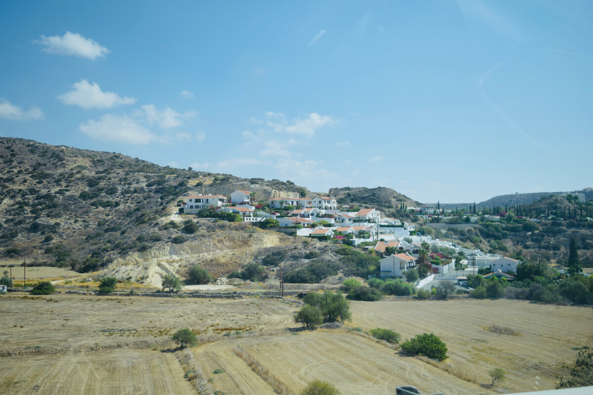 Расположен на возвышенности