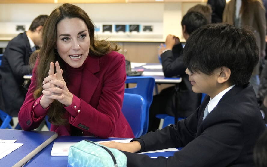 В минувшую среду герцогиня Кембриджская приятно удивила своим визитом учащихся Nower Hill High School в лондонском боро Харроу.-2