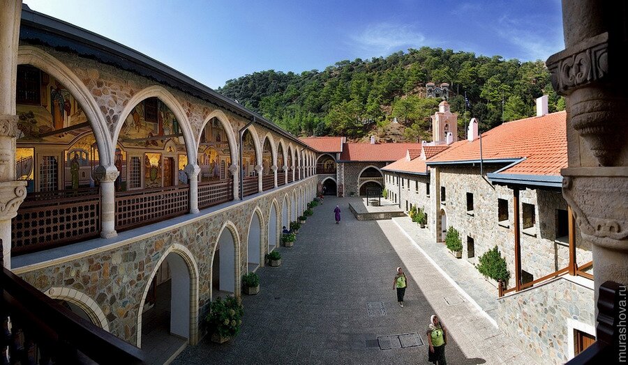  Монастырь Киккос раскинулся на живописных склонах Троодоса