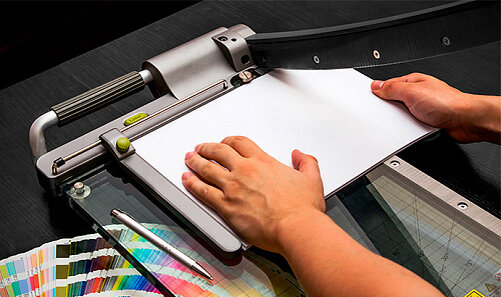 В офисах, фотосалонах, мини-типографиях нередко возникает необходимость аккуратно и точно обрезать лист бумаги или даже целую пачку.