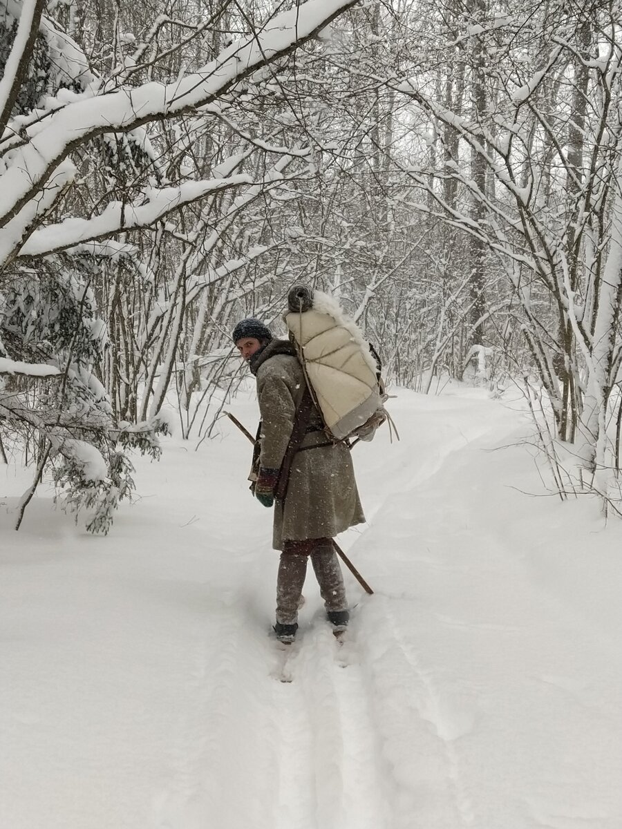 Зима 2021 года. Антон Фодин на лыжах во время зимнего похода. Обратите внимание, что лыжная палка - каек - только одна. 