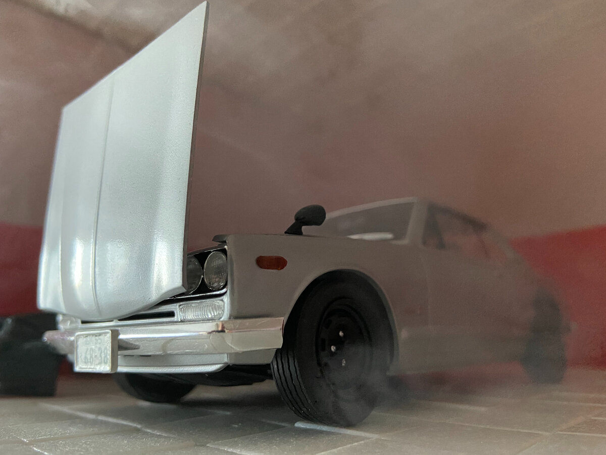 Под капотом что-то грохнуло и мастерскую заволокло сизым сладковатым дымом. Механик выругался. и побежал открывать окно... "Нифигасе! А ведь всего-то заехал карбюратор отрегулировать", - чертыхнулся я и побежал вслед за механиком.