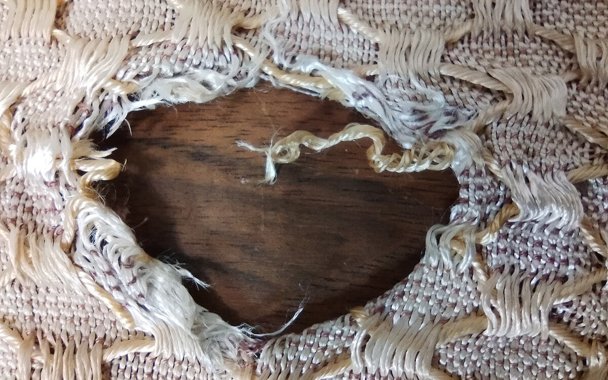 Здесь нити скорее всего "поползут" при натяжке ткани. 