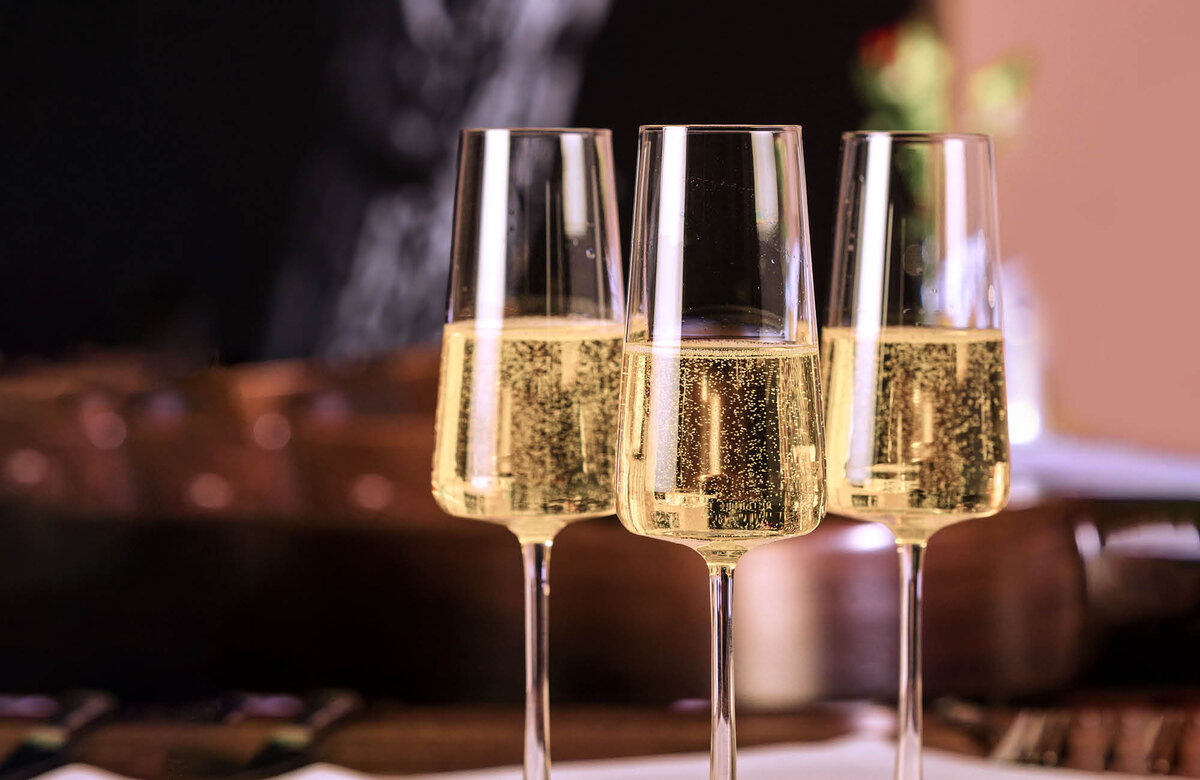 Игристое вино в бокале