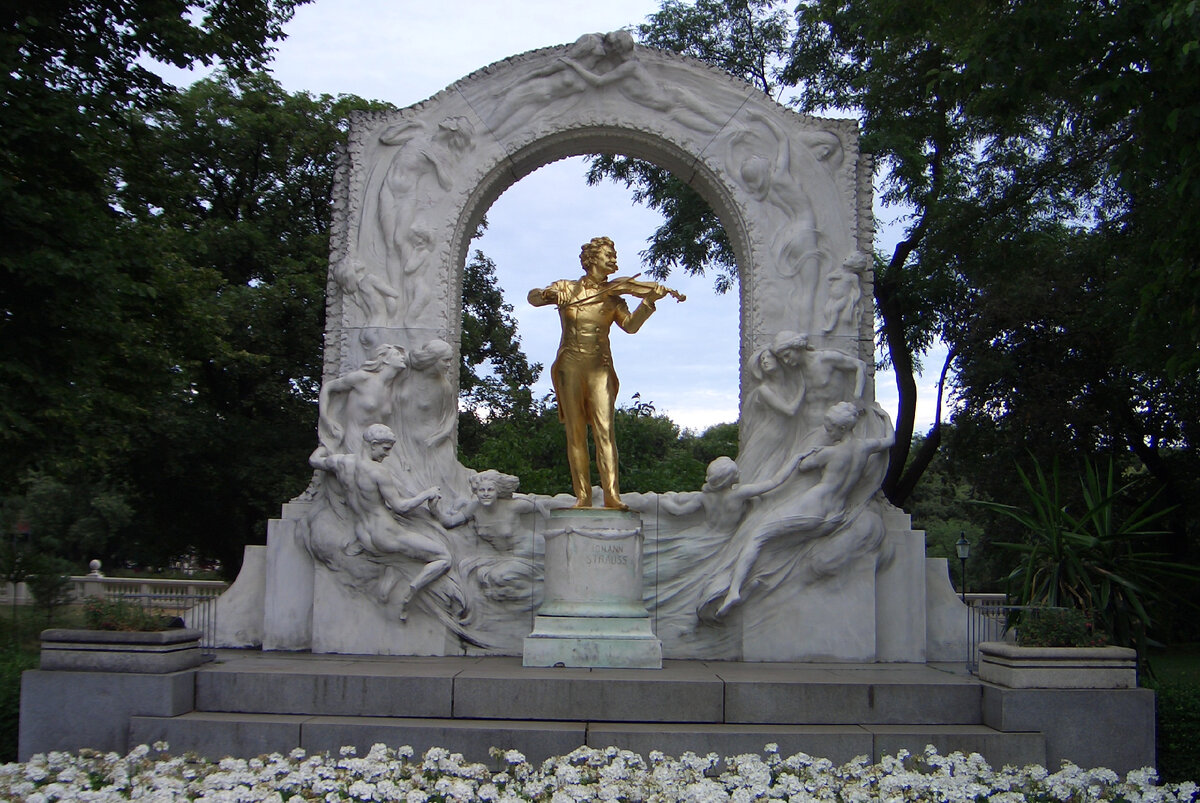 Памятник И. Штраусу в Вене