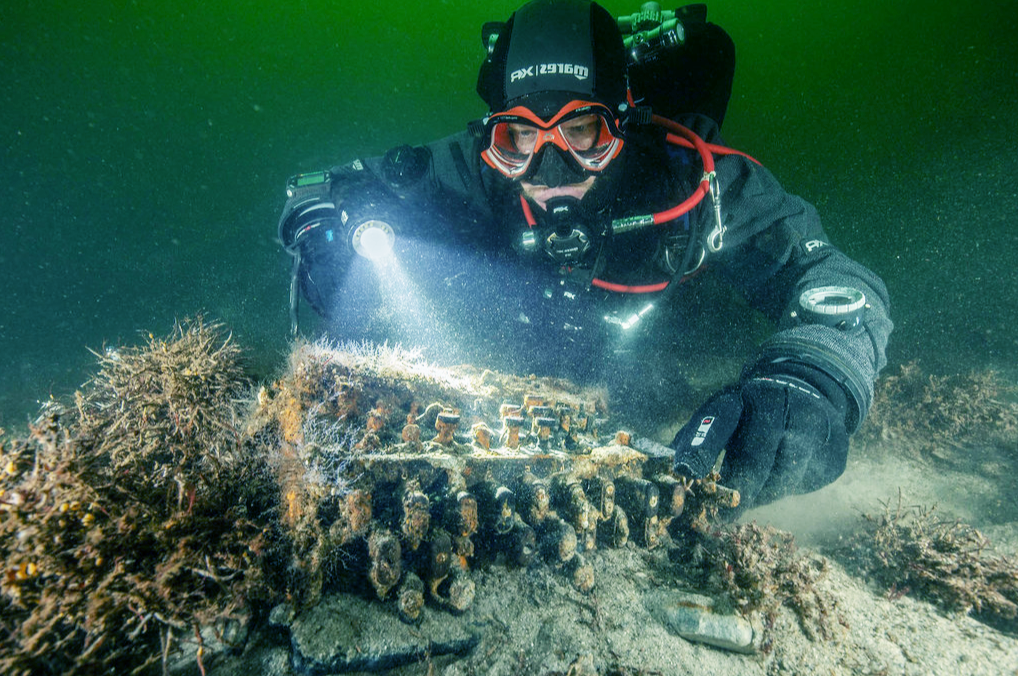 На фото водолаз нашёл Энигму