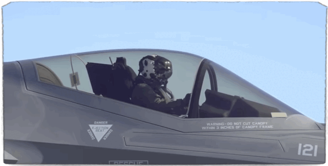 Источник: forums.mixedmartialarts.com. В кадре хорошо видно как пилот бьётся головой во время начала работы катапульты.