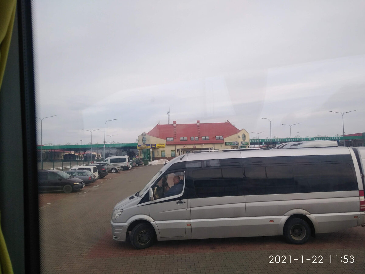 Польский автобус, ожидающий пассажиров из России)