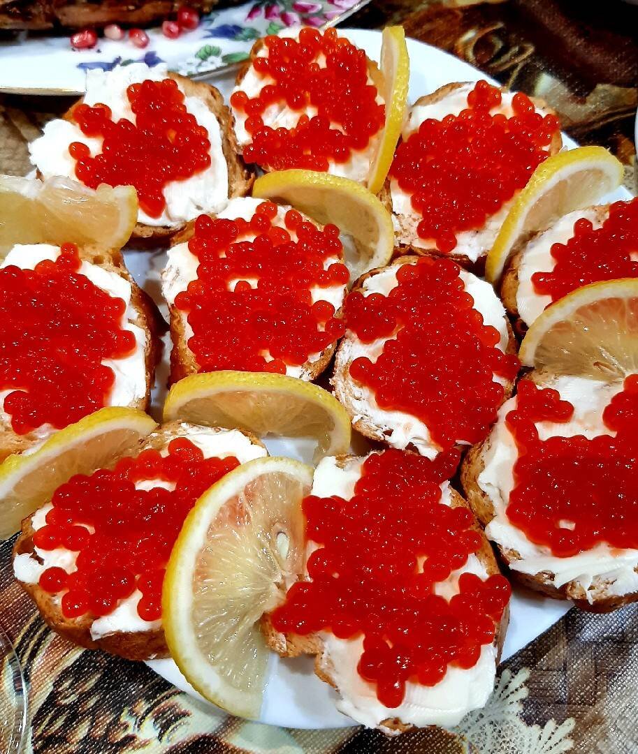 Новогодние бутерброды с икрой. Бутерброды с красной икрой и творожным сыром. Бутеры с икрой и творожным сыром. Новогодние блюда с икрой.