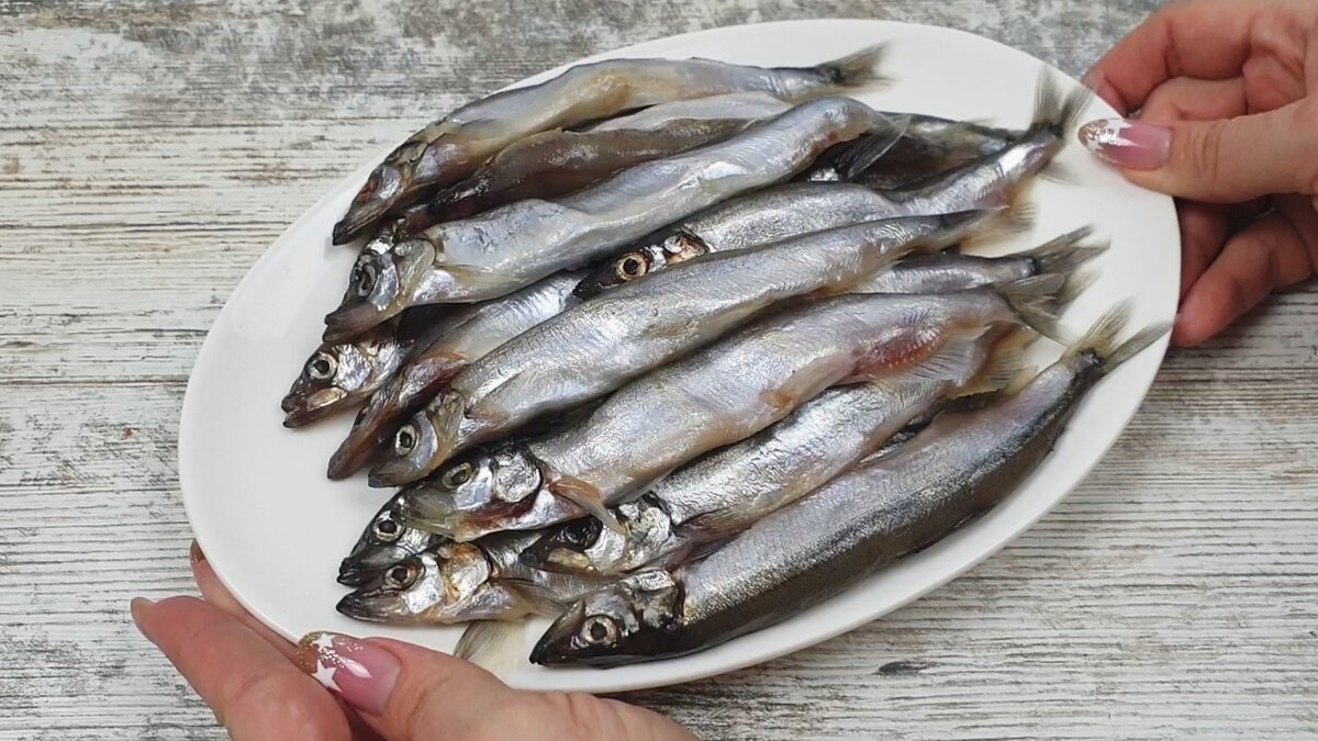 Мойва на сковороде с луком и водой