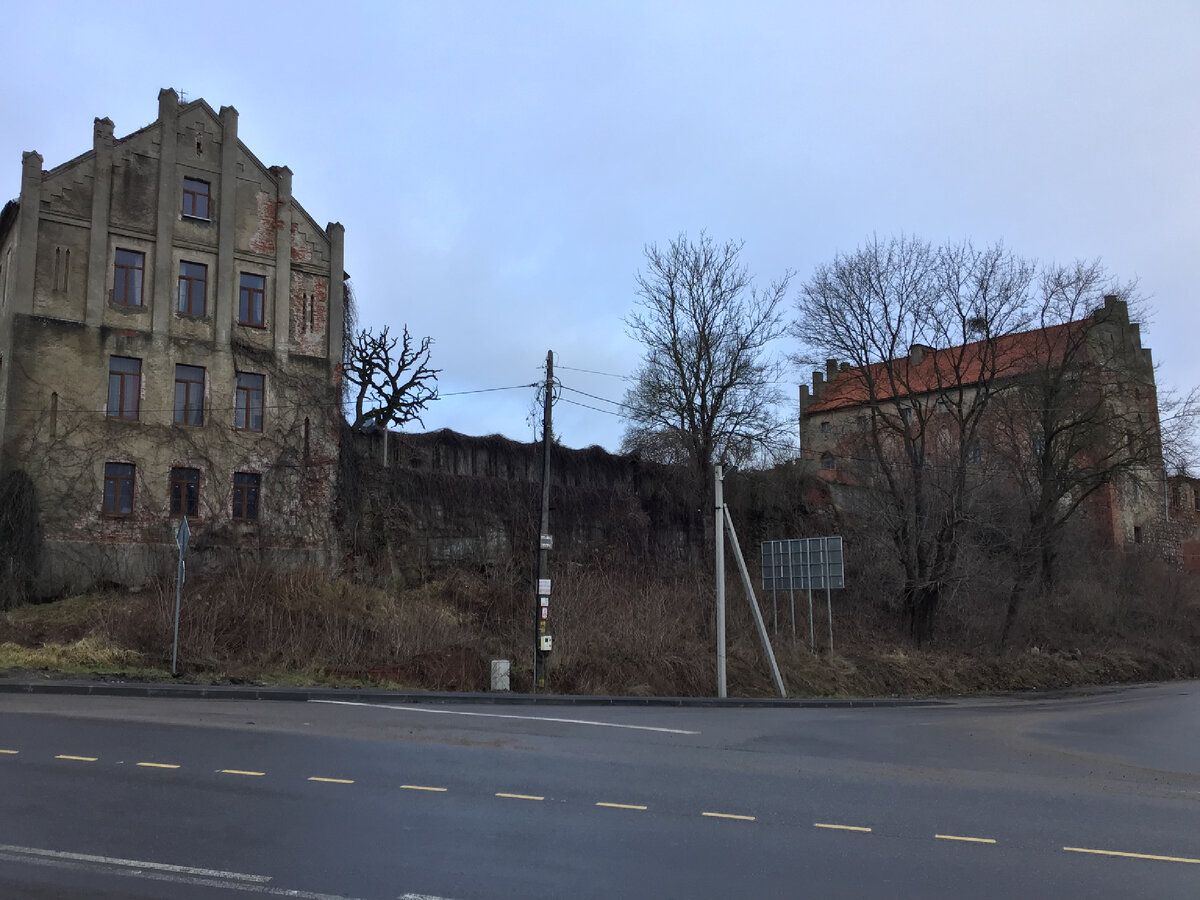 В цитадели замка заменили старые окна на пластиковые. Судя по всему, здесь кто-то живёт. Фото автора.