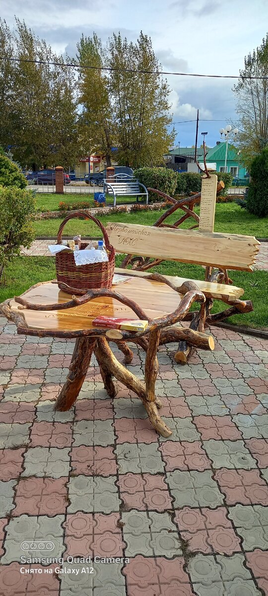 Данную креативную лавочку и стол мы сделали  не быстро. Это же надо побродить по лесу найти нужные кривые сучки и всё  это потом доставить до мастерской. Ну а в процессе постоянно  импровизировали. И вот результат, замените.
