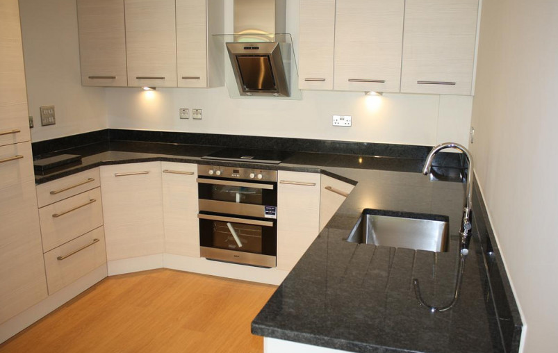 черная столешница Off white kitchen cabinets, Off white kitchens, Kitchen design