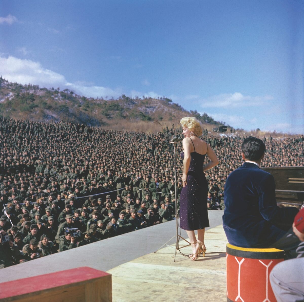 В 1954 году Мэрилин Монро оставила свой медовый месяц с Джо Ди Маджио, чтобы выступить перед  войсками в Корее. Позже она сказала, что впервые почувствовала себя звездой.