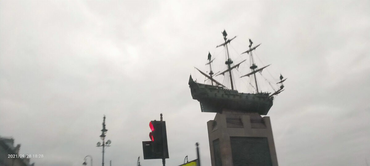 Памятник первому русскому 54 пушечному парусному линейному кораблю 4 ранга "Полтава" . Санкт-Петербург, Воскресенская набережная, створ проспекта Чернышевского